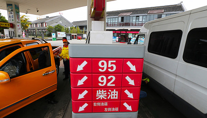 国内成品油价&ldquo;两连涨&rdquo;加满一箱油多花7元|界面新闻